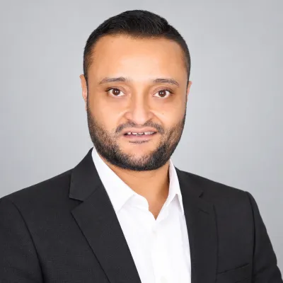 صورة المحاضر د. أسّــر مدحت